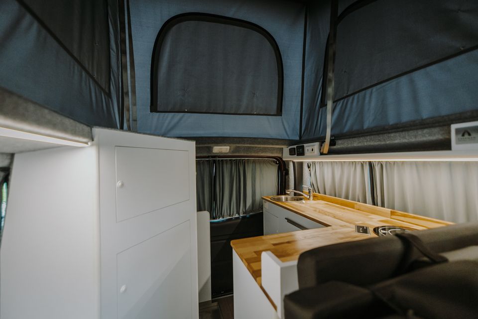 Zabudowy-kamperowe-indywidualne-caveman-Renault-Trafic_2