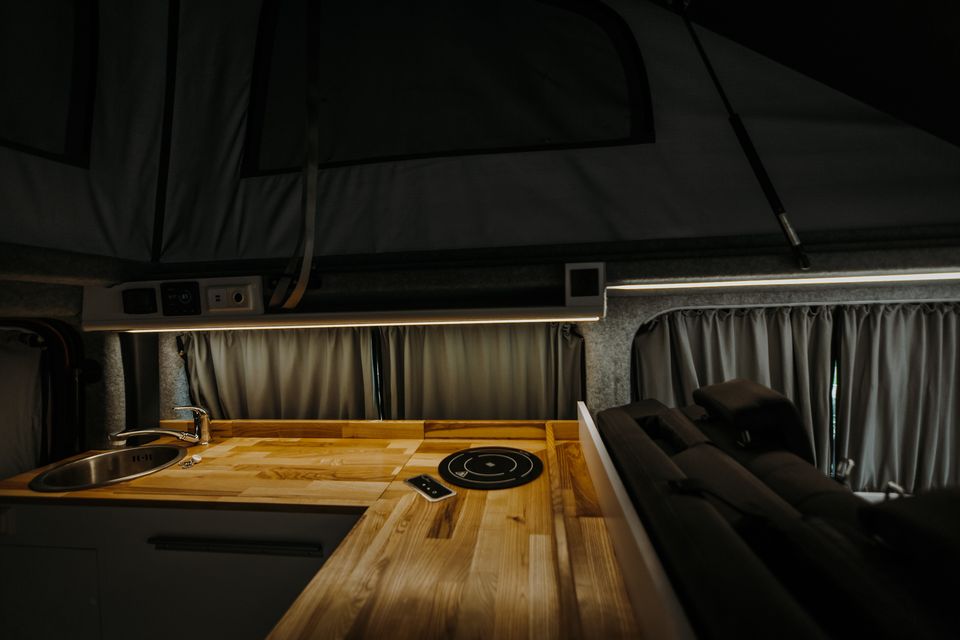 Zabudowy-kamperowe-indywidualne-caveman-Renault-Trafic_3