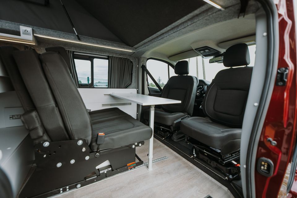 Zabudowy-kamperowe-indywidualne-caveman-Renault-Trafic_5