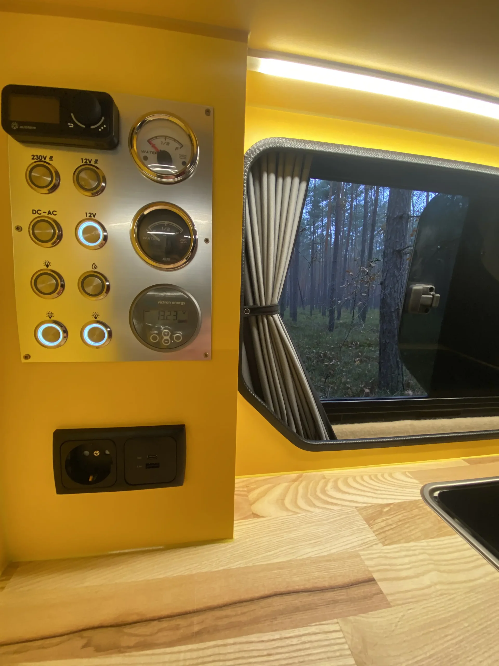 renault-traffic-indywidualna-caveman-kampery-przebudowa-busow-na-kampery10