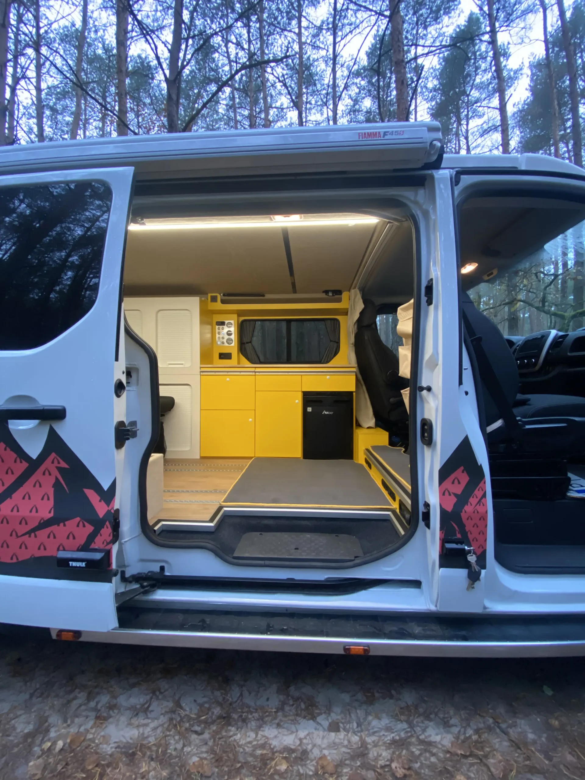 renault-traffic-indywidualna-caveman-kampery-przebudowa-busow-na-kampery11