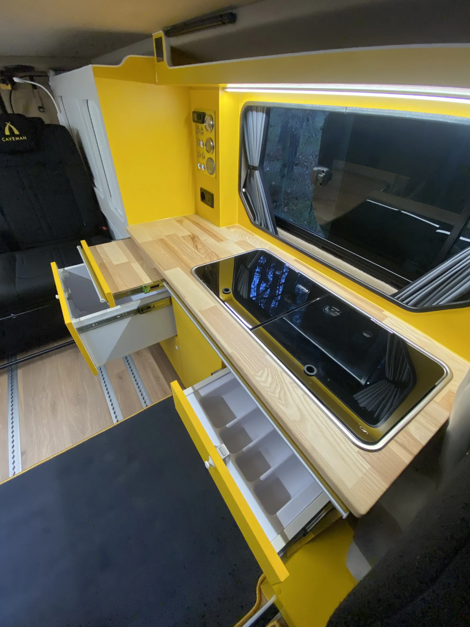 renault-traffic-indywidualna-caveman-kampery-przebudowa-busow-na-kampery13