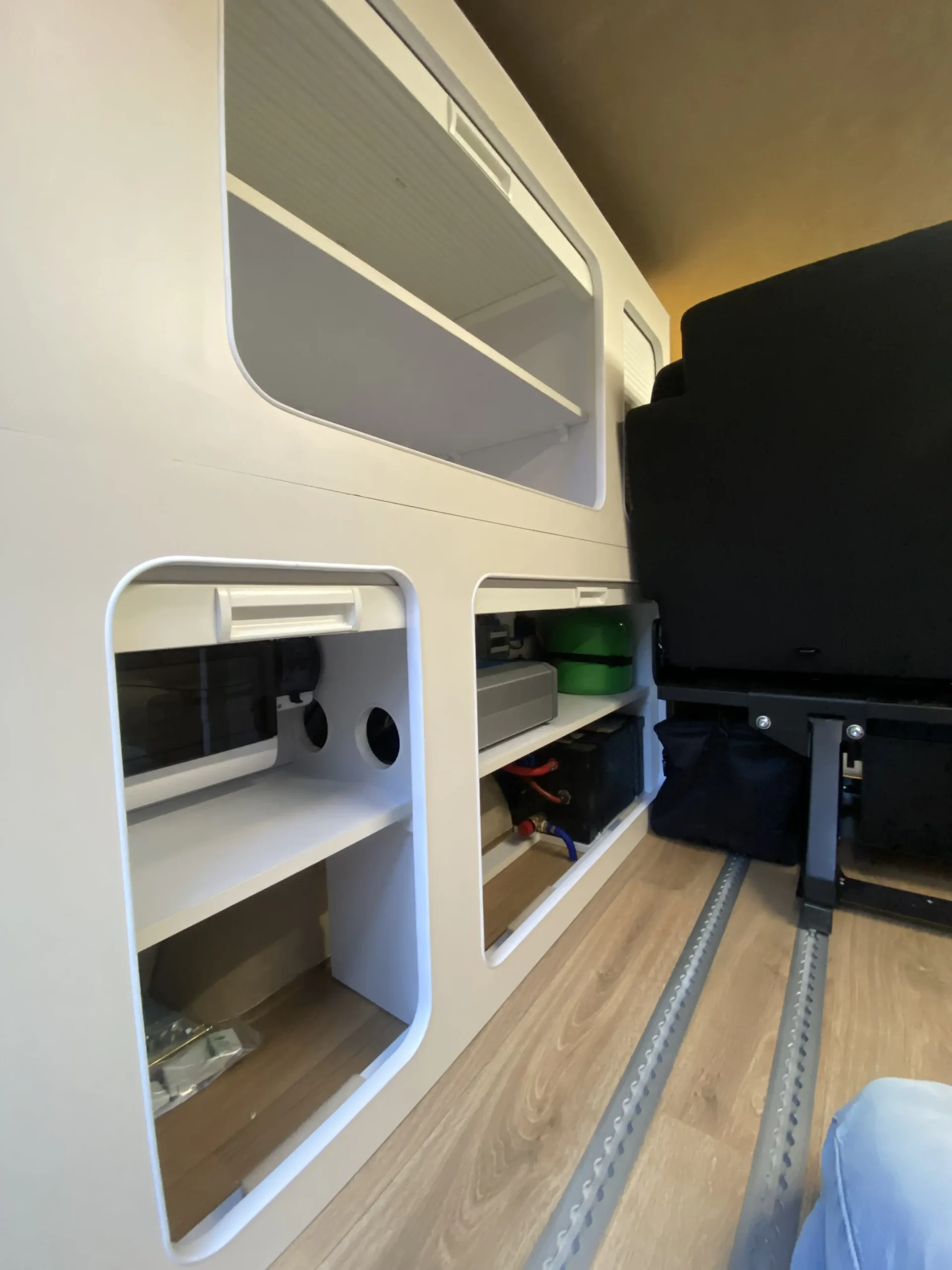 renault-traffic-indywidualna-caveman-kampery-przebudowa-busow-na-kampery3