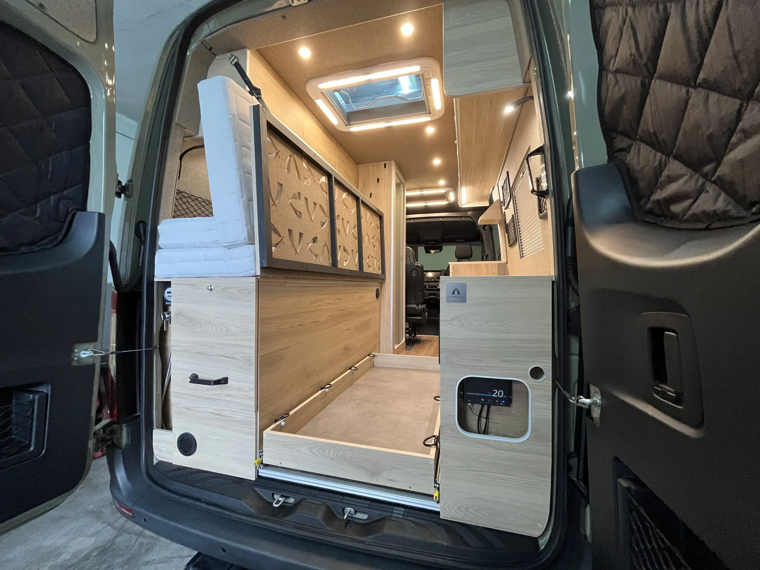 Rock-rider-caveman-kampery-przebudowa-busow-na-kampery14