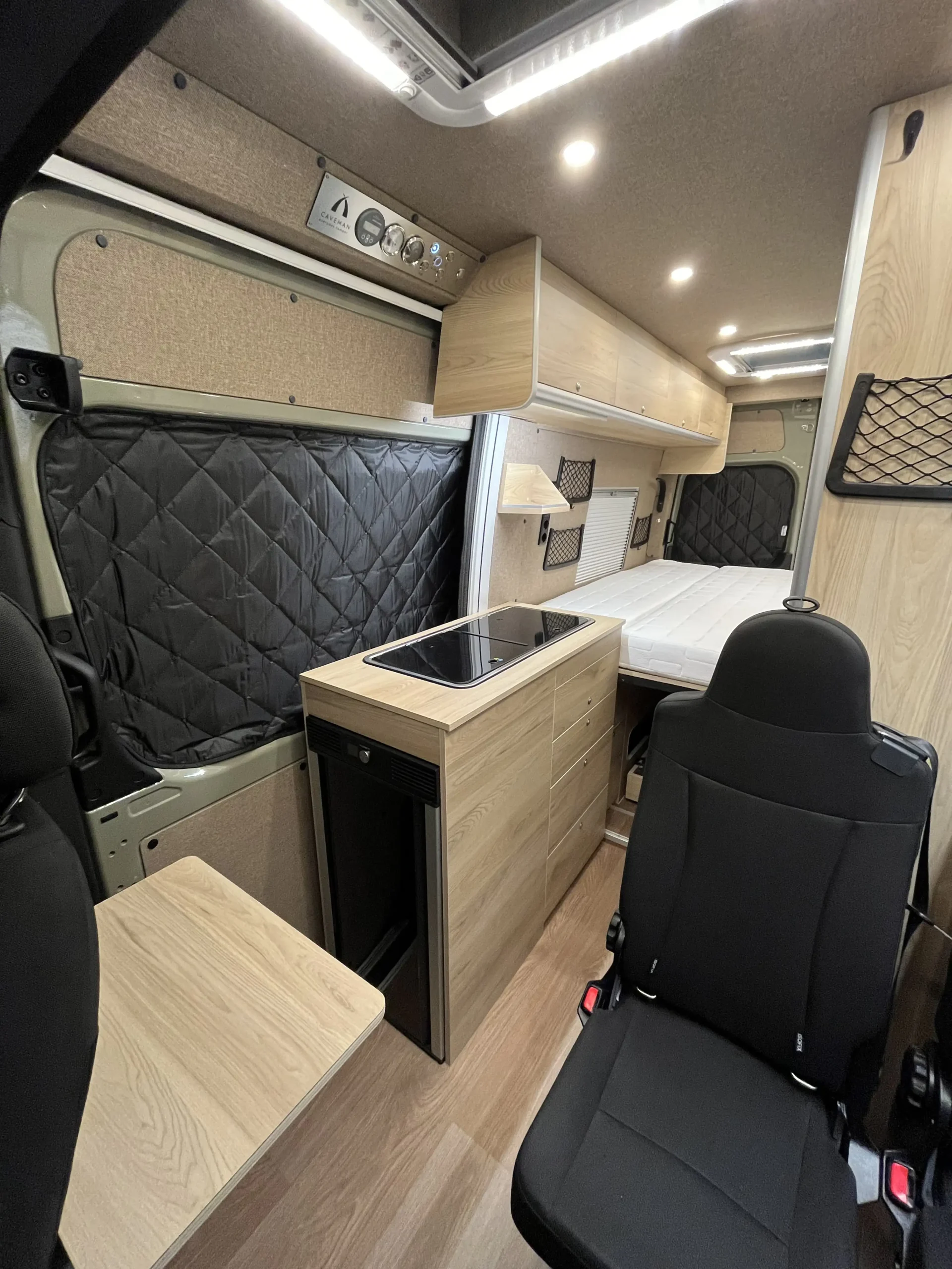 Rock-rider-caveman-kampery-przebudowa-busow-na-kampery4